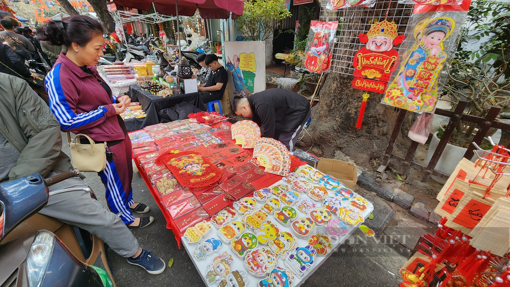 Cận Tết Nguyên đán 2025: Hàng hóa đa dạng, khách mua "nườm nượp" khu vực phố cổ Hà Nội- Ảnh 4.