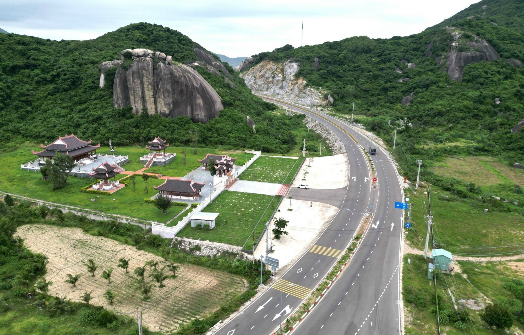 Hơn 1.000 tỷ đồng làm 3km đường ven biển Bình Định đi Quảng Ngãi- Ảnh 1.