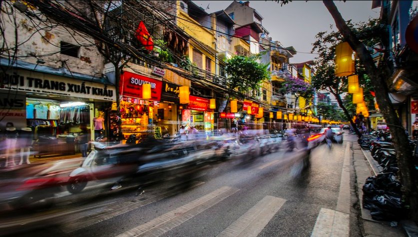 Hà Nội dự kiến phạt gấp đôi so với Nghị định 168 khi ô tô dừng xe nơi có biển cấm dừng, đỗ - Ảnh 1.
