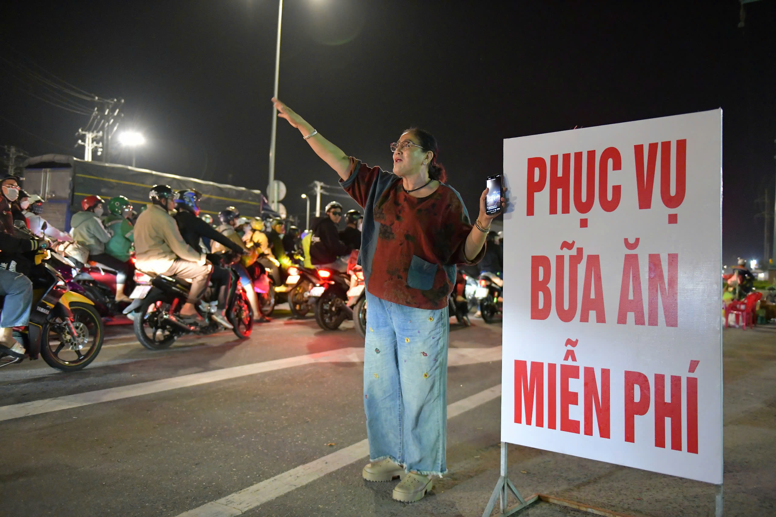 Long An: Người phụ nữ tổ chức 500 suất ăn miễn phí hàng đêm cho người dân về quê ăn Tết - Ảnh 1.
