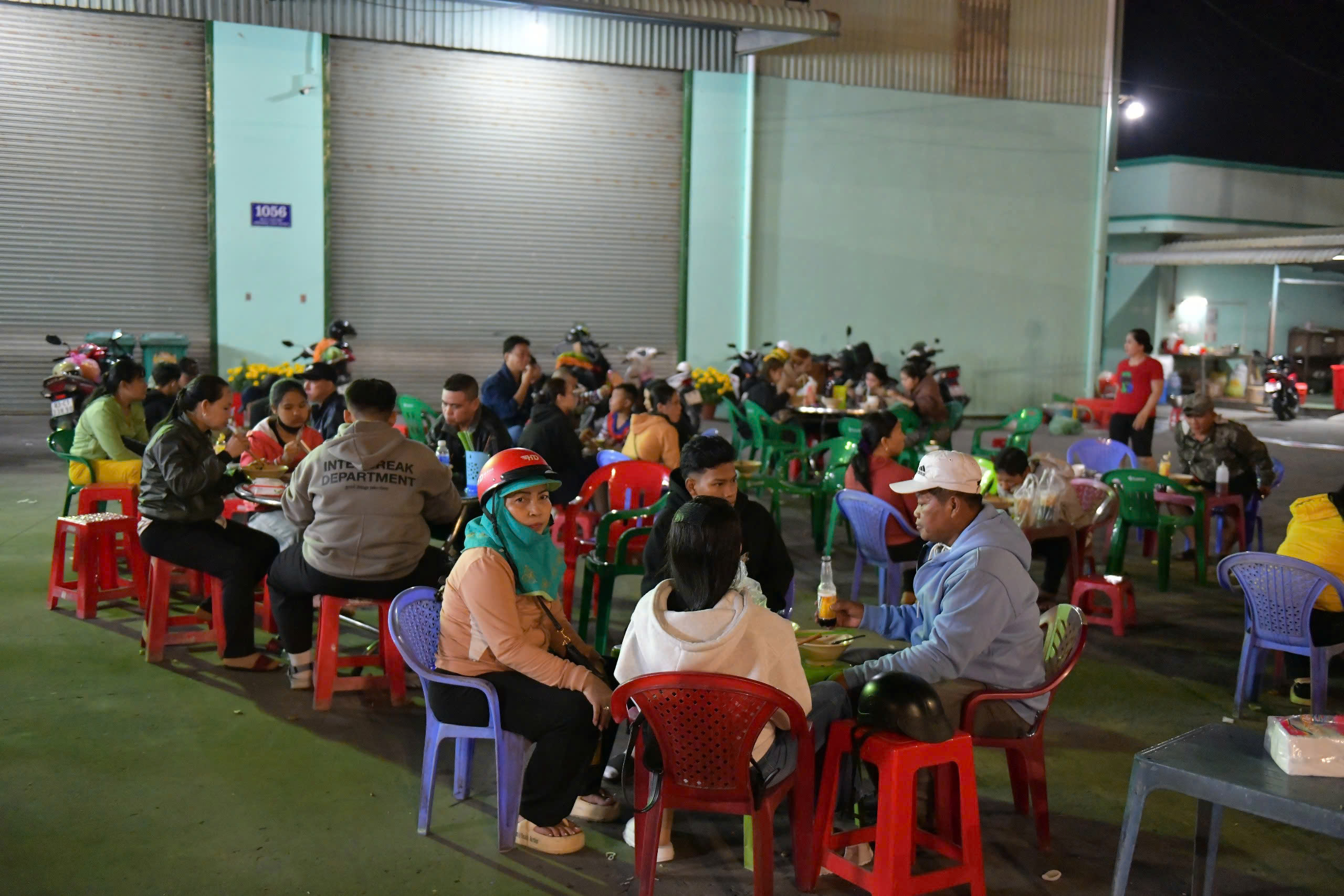 Long An: Người phụ nữ tổ chức 500 suất ăn miễn phí hàng đêm cho người dân về quê ăn Tết - Ảnh 4.
