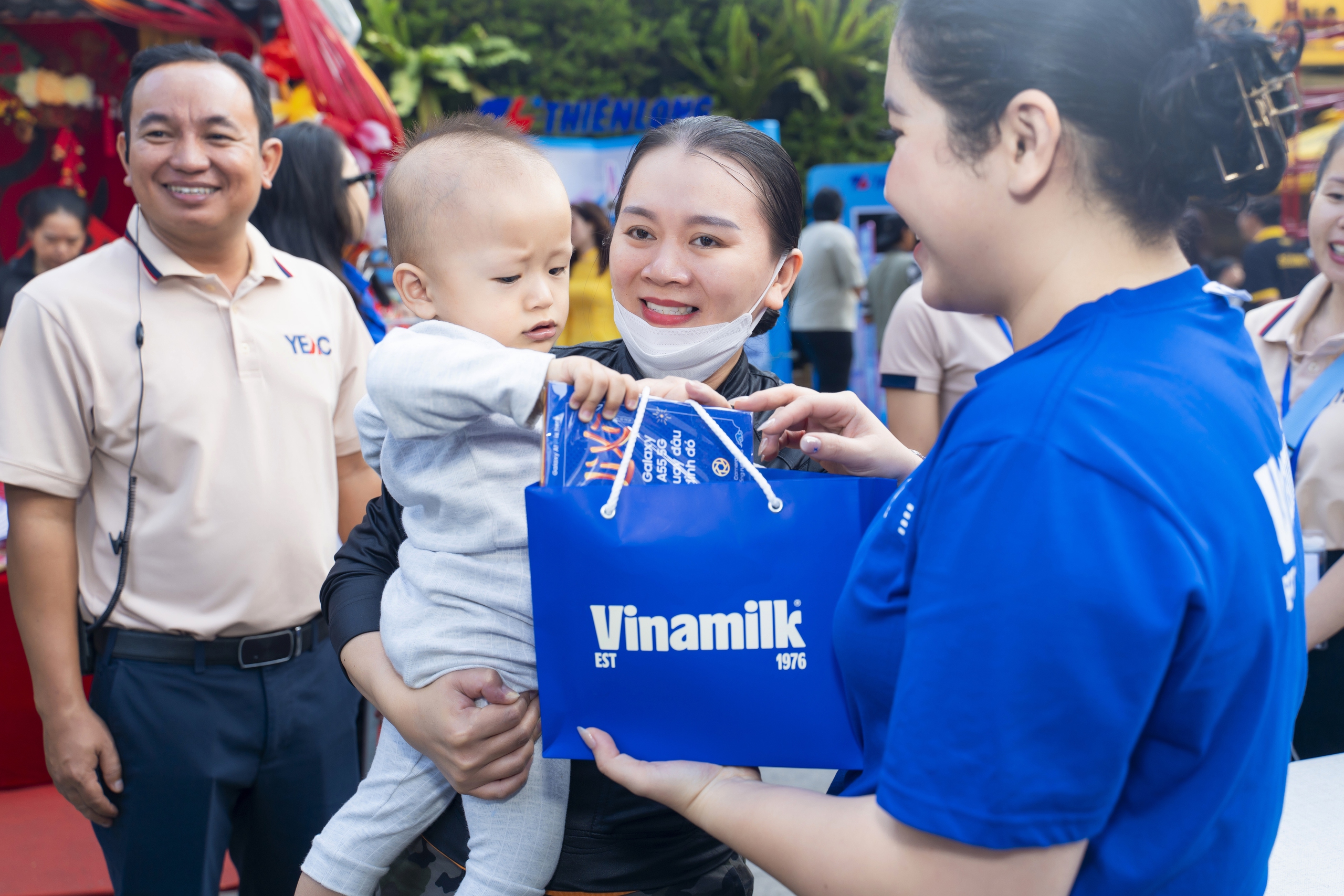 Vinamilk tặng hàng nghìn phần quà Tết cho trẻ em, công nhân trước thềm năm mới Ất Tỵ- Ảnh 10.