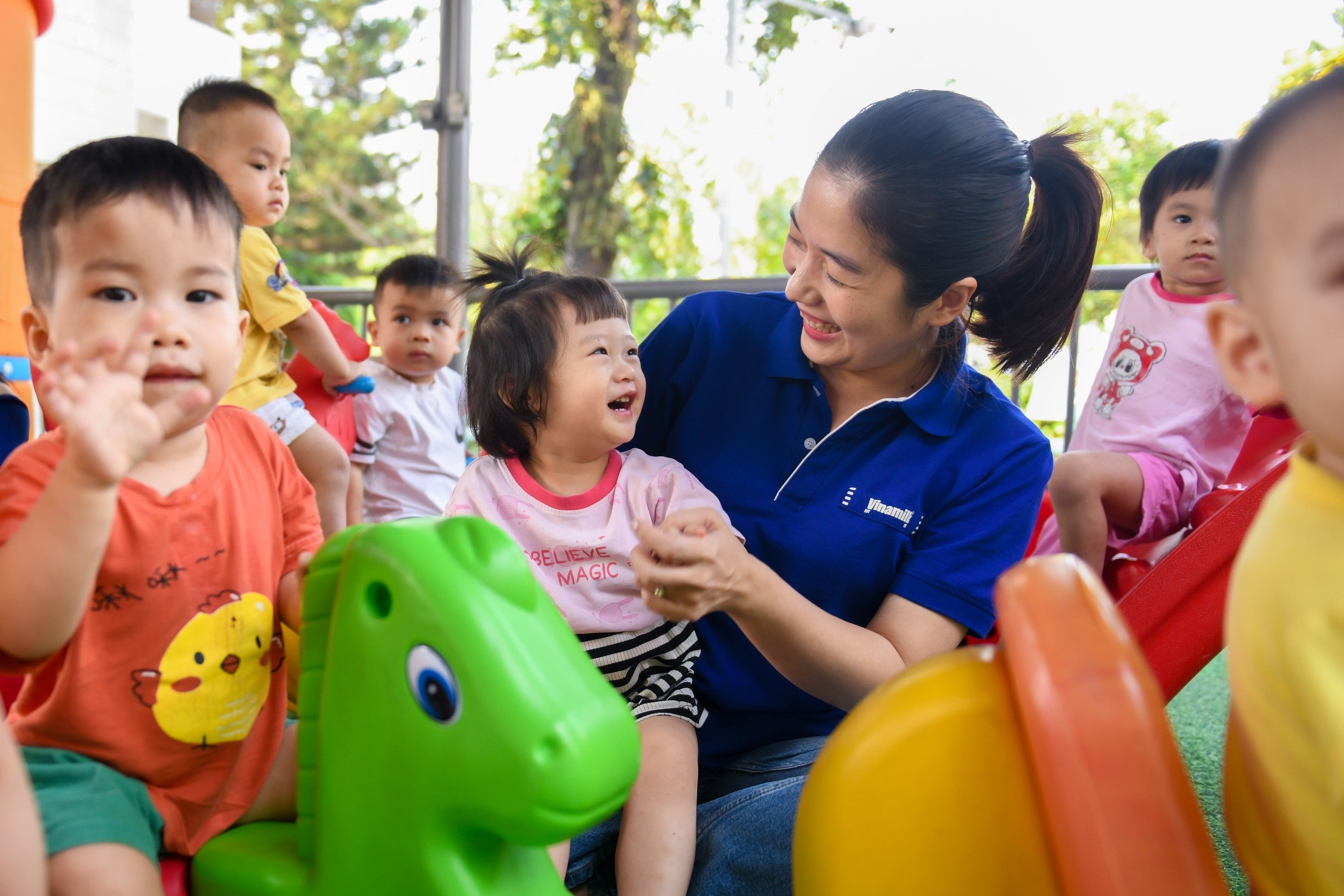 Vinamilk tặng hàng nghìn phần quà Tết cho trẻ em, công nhân trước thềm năm mới Ất Tỵ- Ảnh 2.