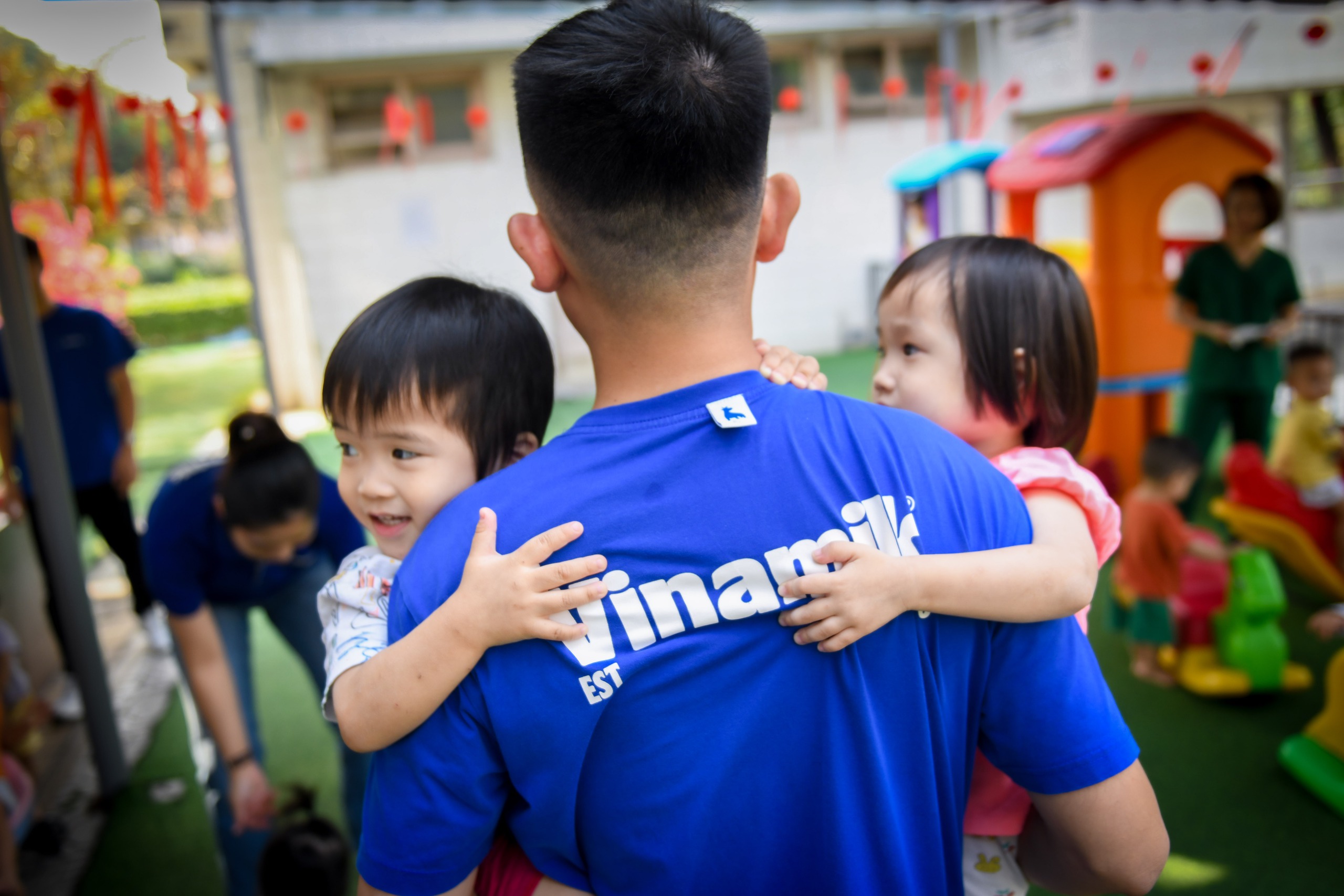 Vinamilk tặng hàng nghìn phần quà Tết cho trẻ em, công nhân trước thềm năm mới Ất Tỵ- Ảnh 3.