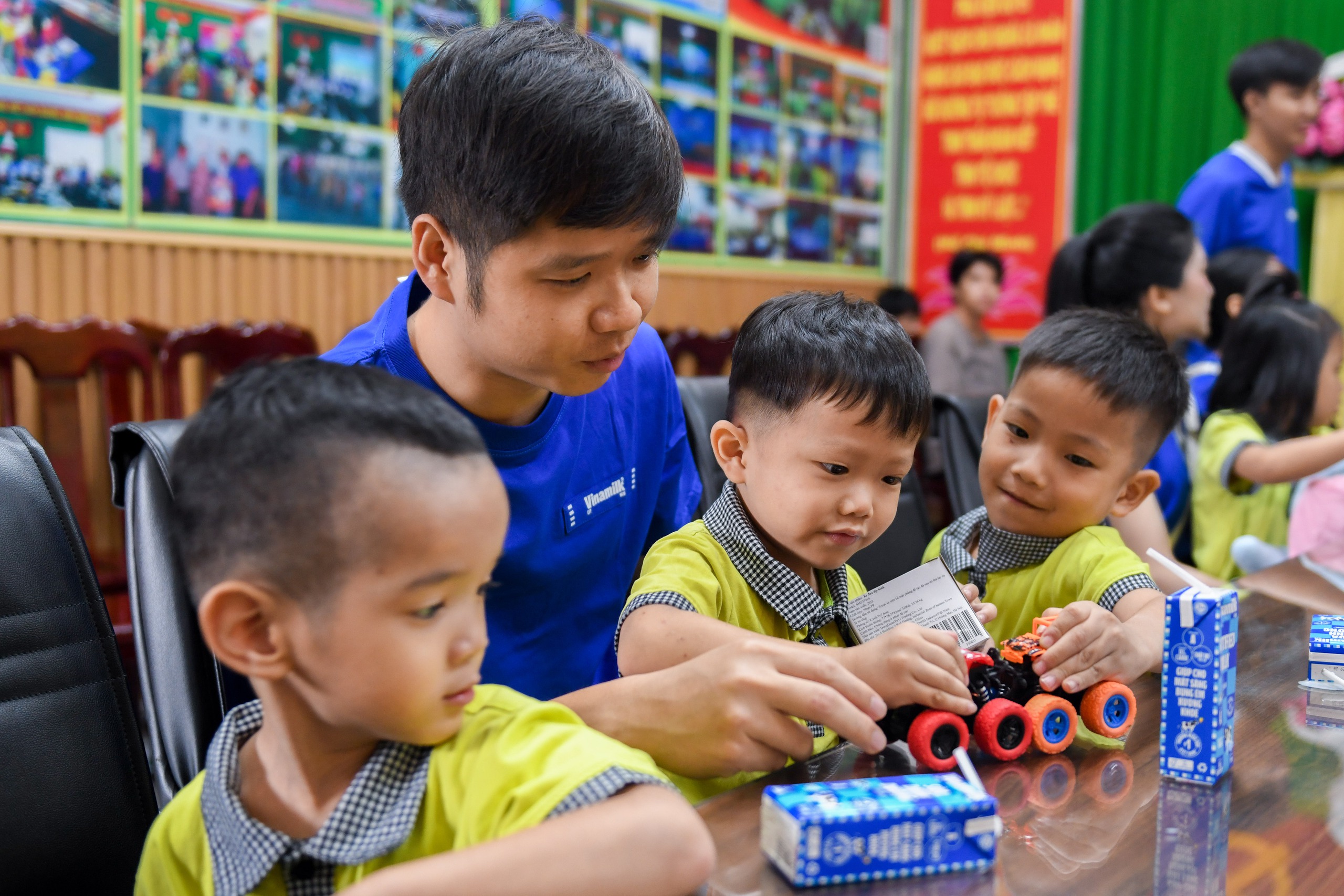 Vinamilk tặng hàng nghìn phần quà Tết cho trẻ em, công nhân trước thềm năm mới Ất Tỵ- Ảnh 5.