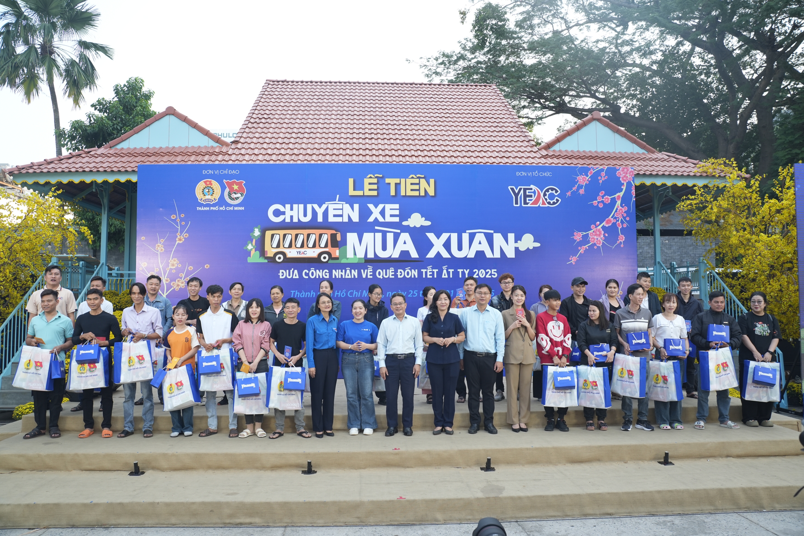 Vinamilk tặng hàng nghìn phần quà Tết cho trẻ em, công nhân trước thềm năm mới Ất Tỵ- Ảnh 9.