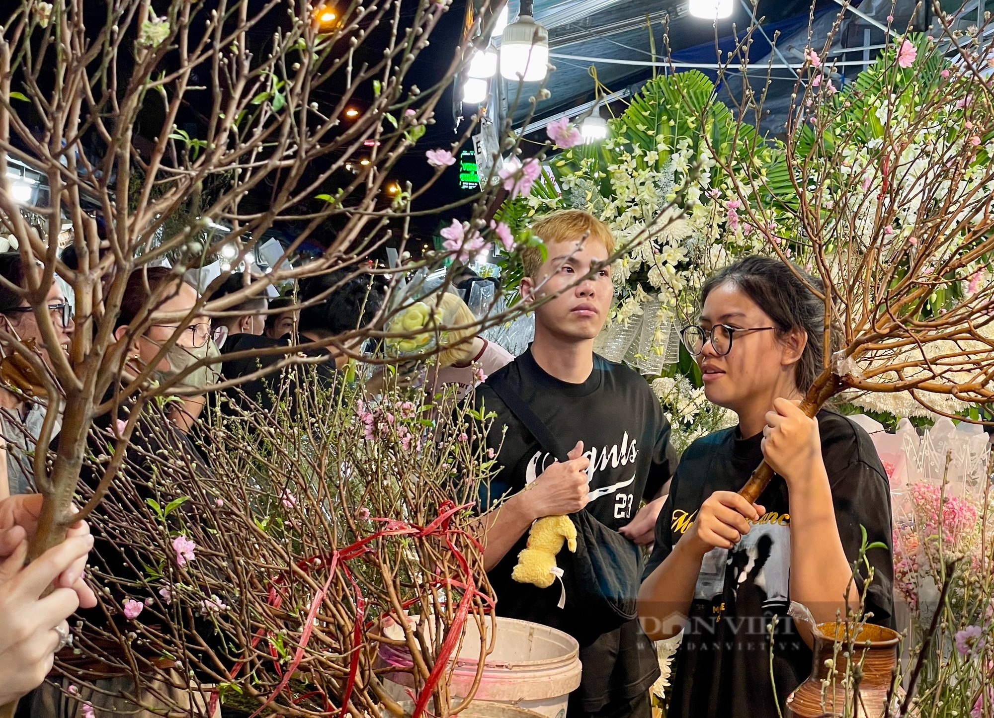 Cảnh chen chân không lọt ở chợ hoa lớn nhất Sài Gòn đêm 27 Tết - Ảnh 3.