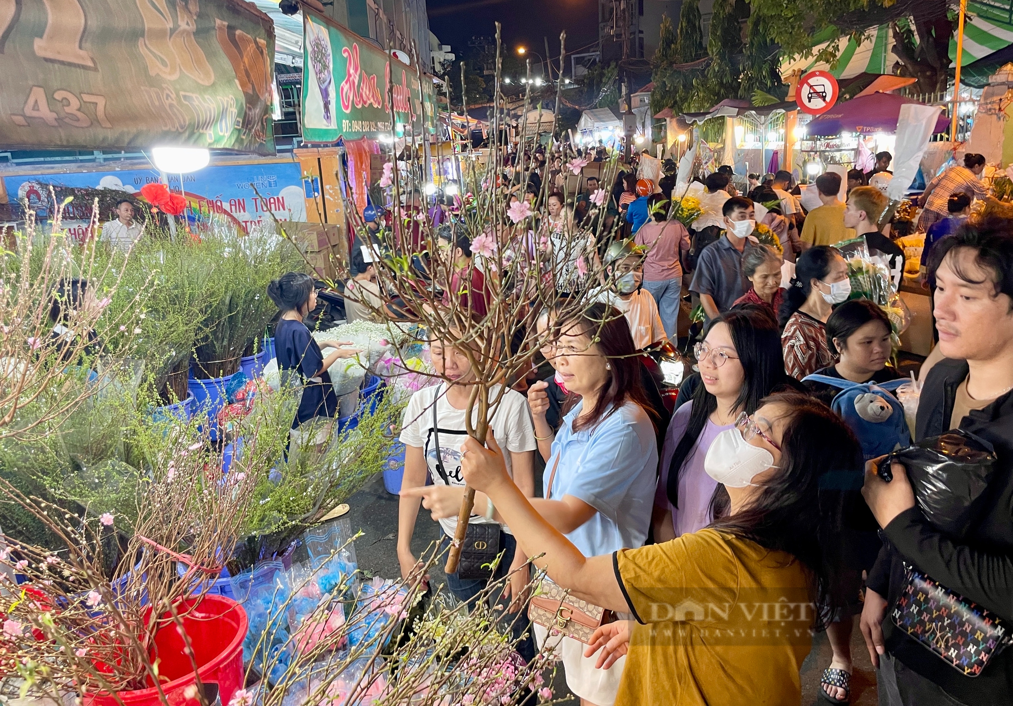 Cảnh chen chân không lọt ở chợ hoa lớn nhất Sài Gòn đêm 27 Tết - Ảnh 1.