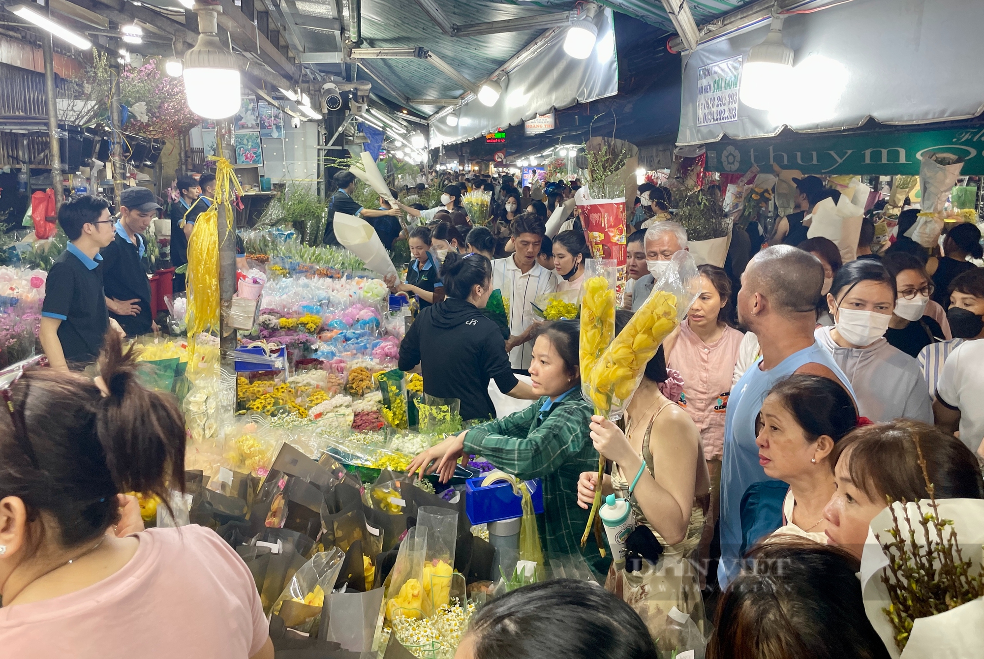 Cảnh chen chân không lọt ở chợ hoa lớn nhất Sài Gòn đêm 27 Tết - Ảnh 5.