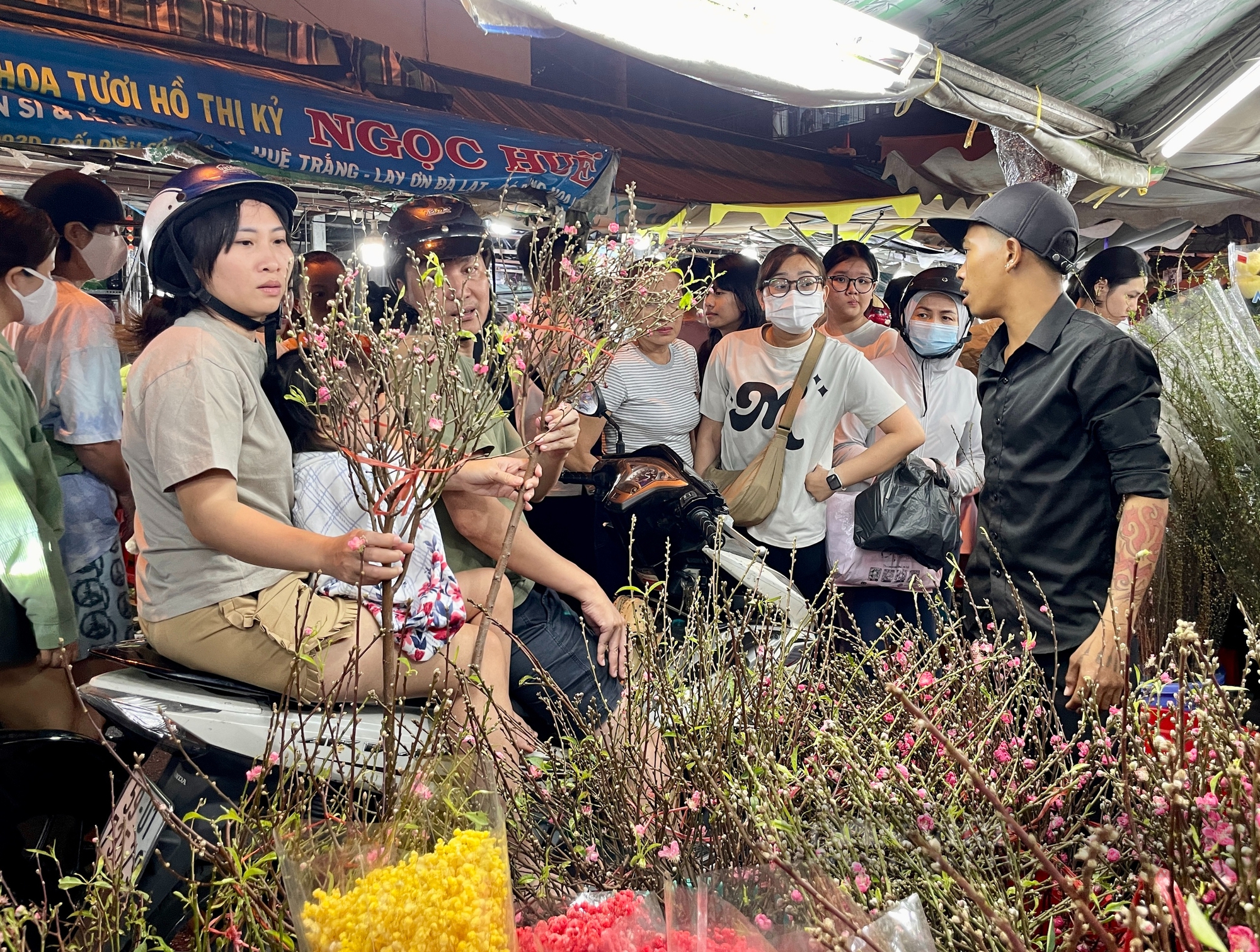 Cảnh chen chân không lọt ở chợ hoa lớn nhất Sài Gòn đêm 27 Tết - Ảnh 2.