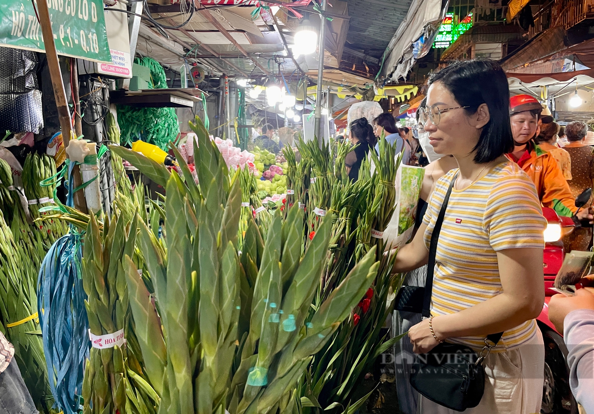Cảnh chen chân không lọt ở chợ hoa lớn nhất Sài Gòn đêm 27 Tết - Ảnh 8.