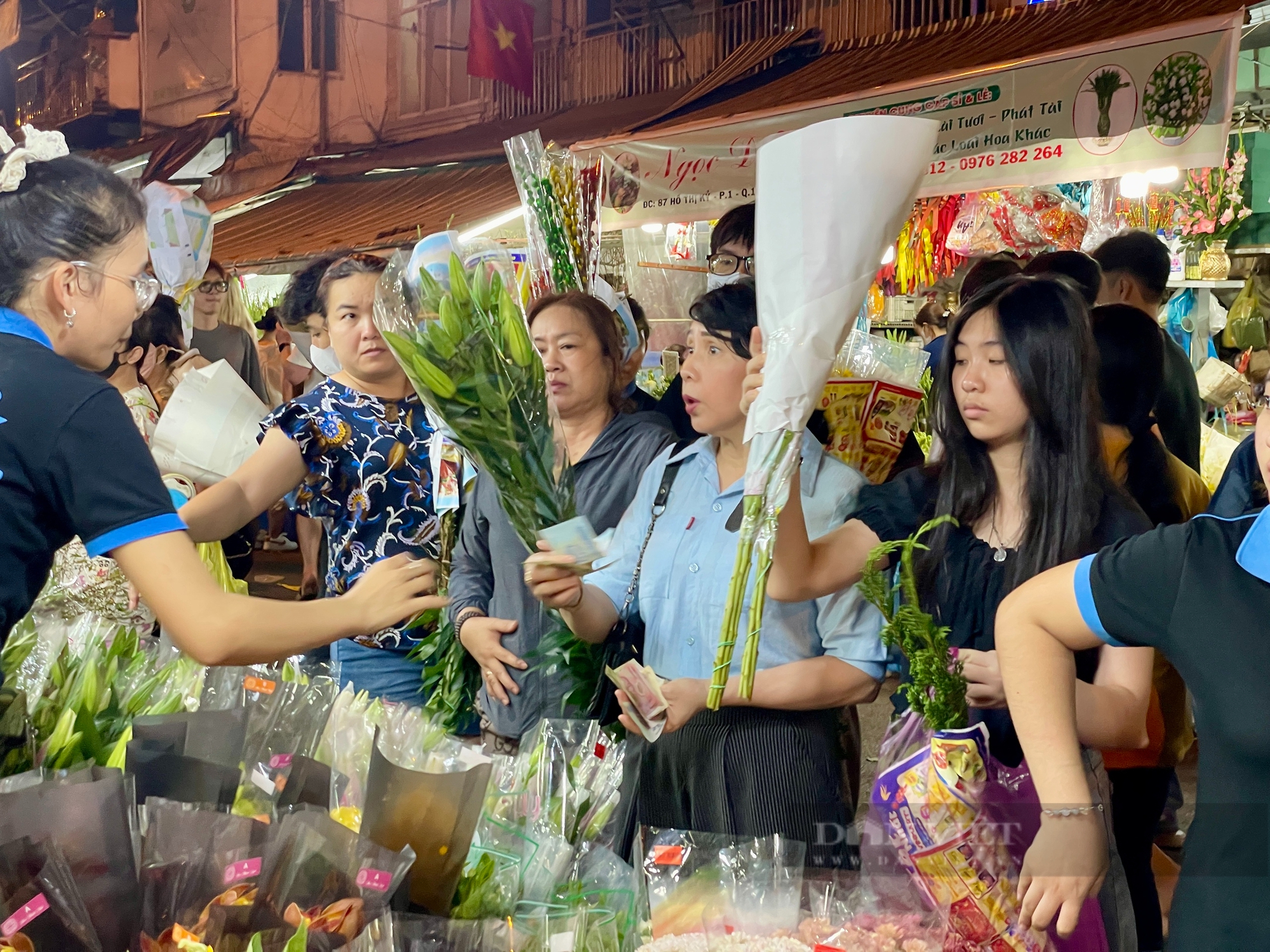 Cảnh chen chân không lọt ở chợ hoa lớn nhất Sài Gòn đêm 27 Tết - Ảnh 6.