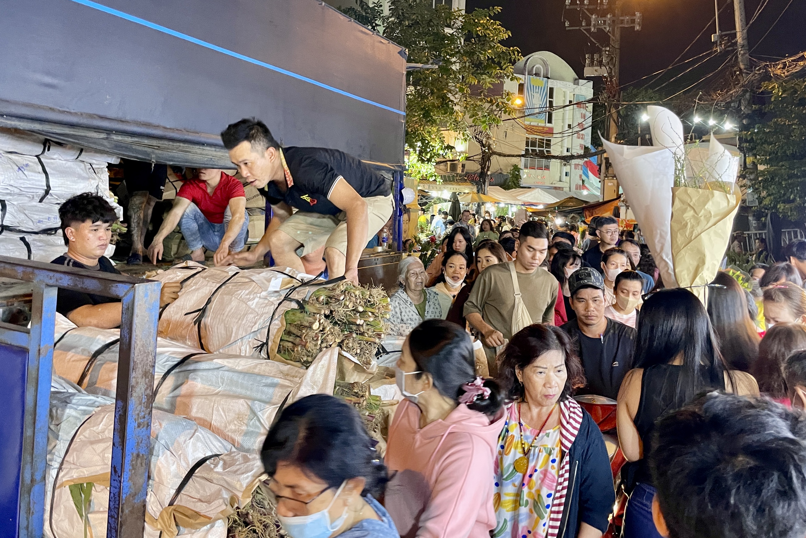 Cảnh chen chân không lọt ở chợ hoa lớn nhất Sài Gòn đêm 27 Tết - Ảnh 10.