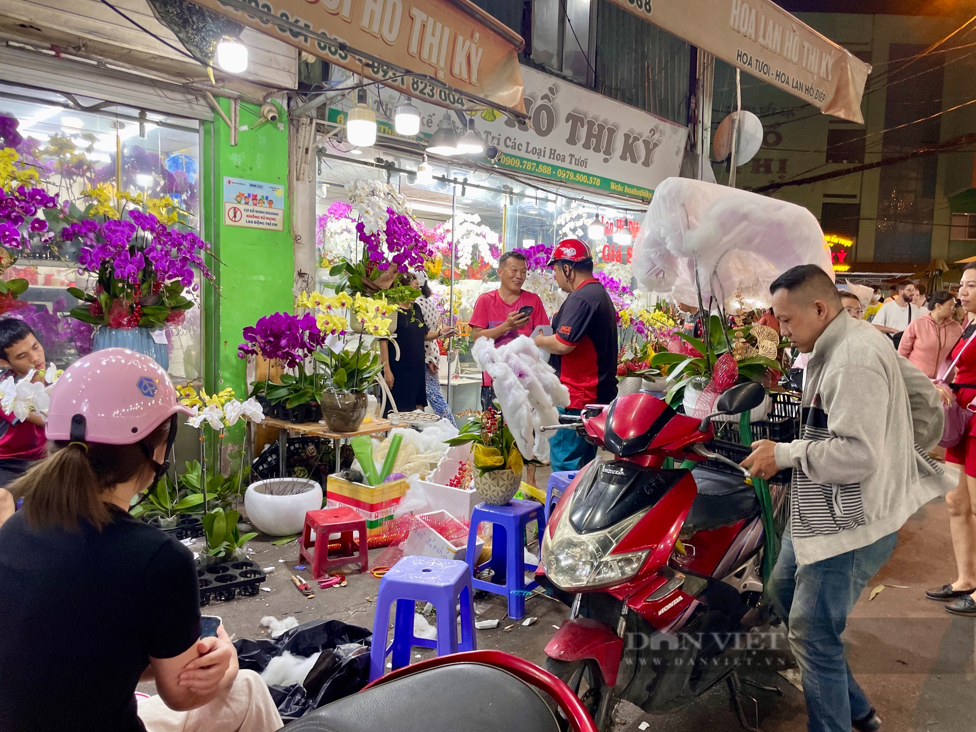 Cảnh chen chân không lọt ở chợ hoa lớn nhất Sài Gòn đêm 27 Tết - Ảnh 9.