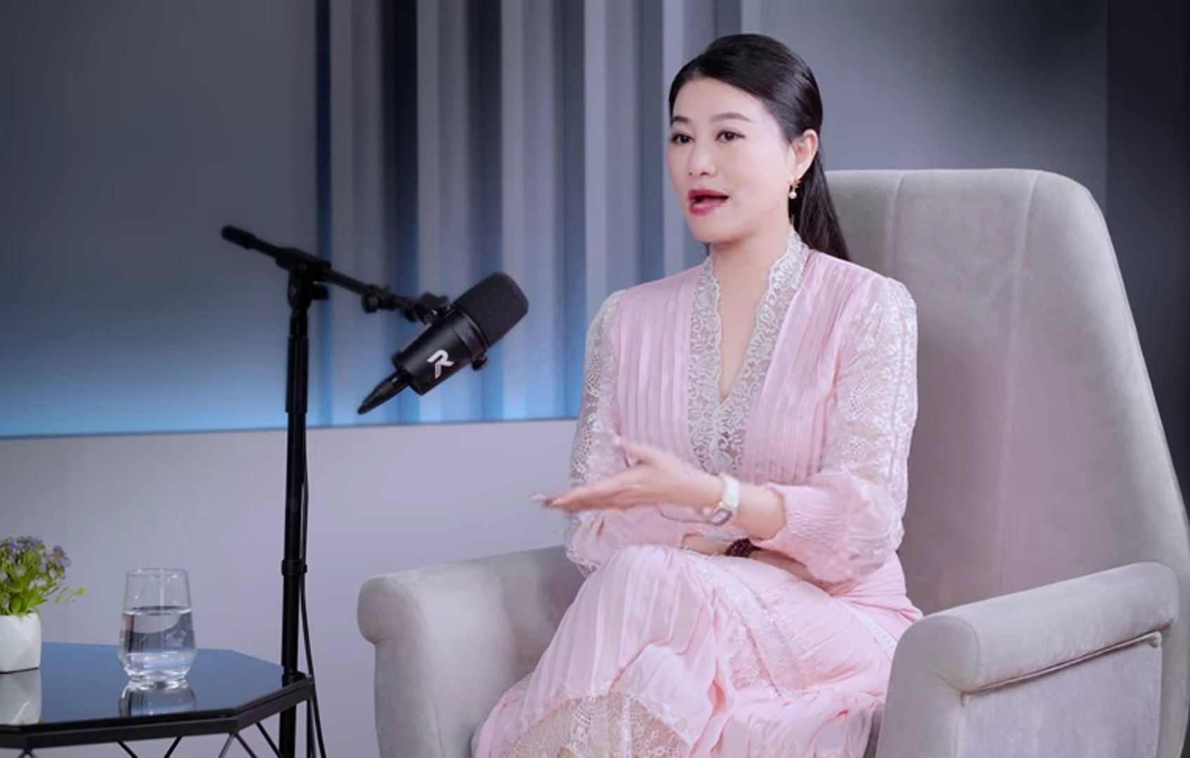Nghệ sĩ Nhân dân trẻ 43 tuổi nói về việc không chồng con, không dám nhận vai diễn lớn - Ảnh 1.