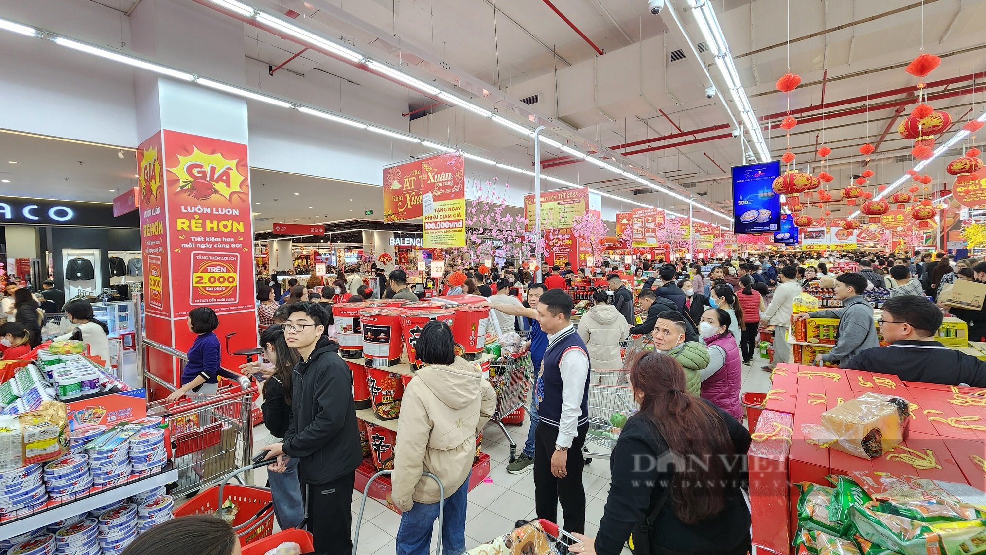 Tết Nguyên đán 2025: Siêu thị đông kín người, giá chuối xanh bằng nửa ngoài chợ - Ảnh 1.