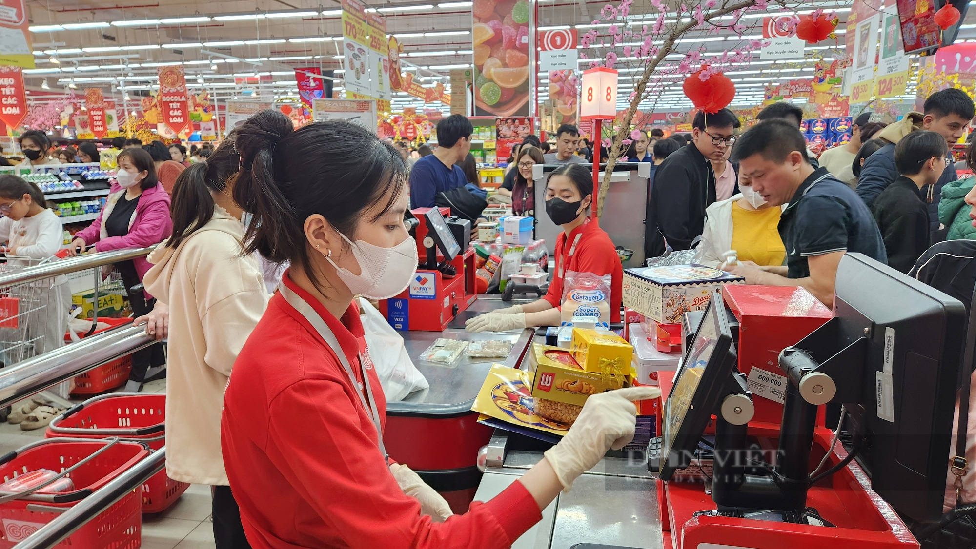 Tết Nguyên đán 2025: Siêu thị đông kín người, giá chuối xanh bằng nửa ngoài chợ - Ảnh 8.