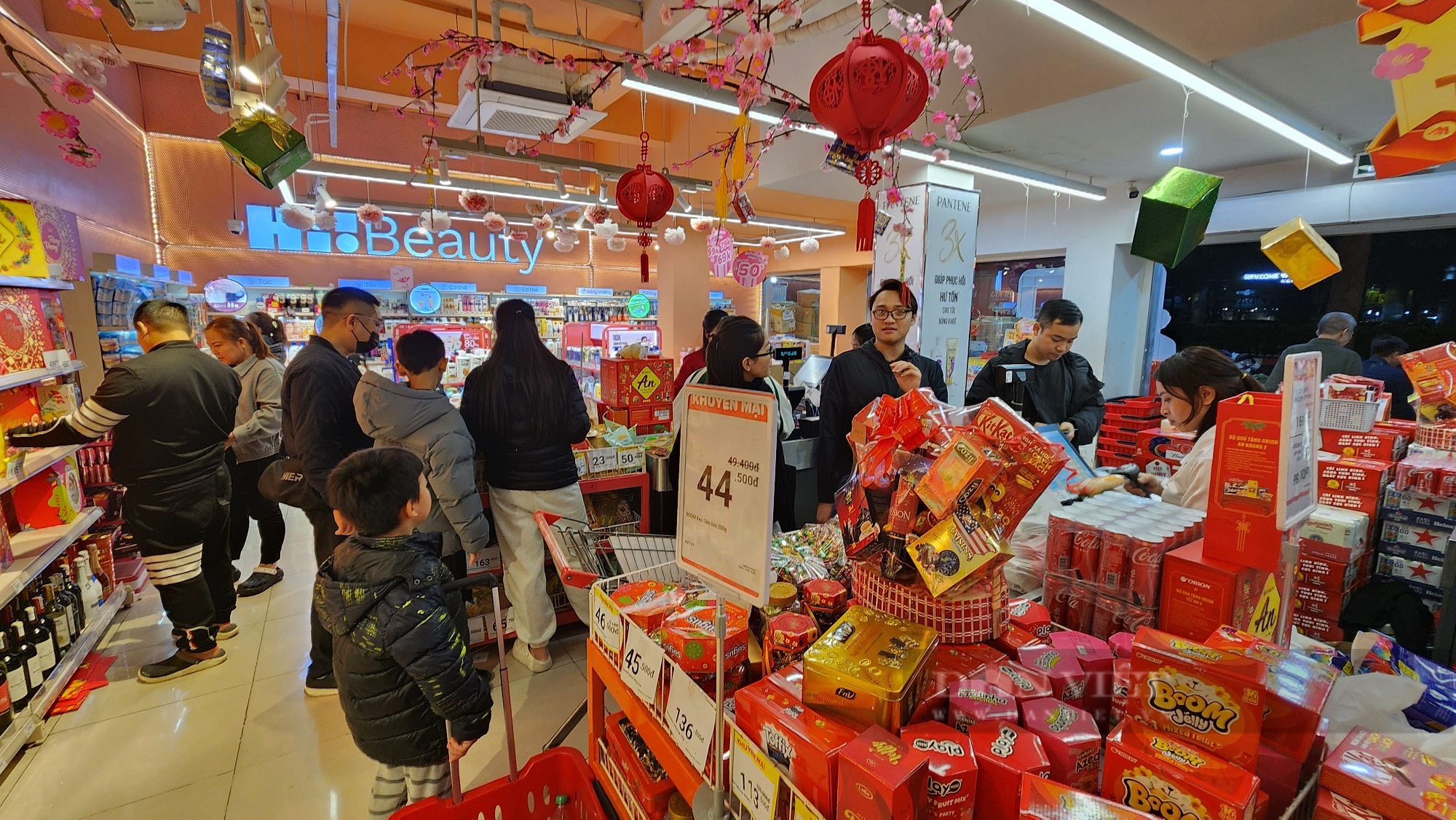 Tết Nguyên đán 2025: Siêu thị đông kín người, giá chuối xanh bằng nửa ngoài chợ - Ảnh 9.