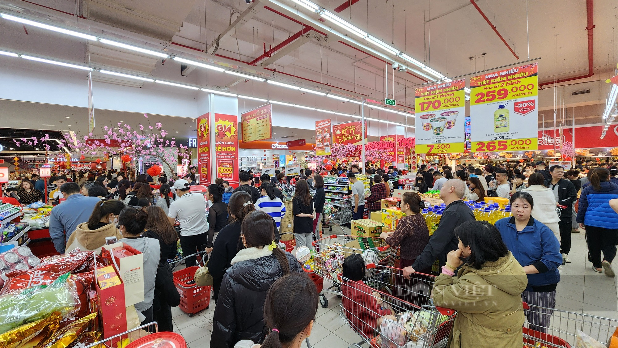 Tết Nguyên đán 2025: Siêu thị đông kín người, giá chuối xanh bằng nửa ngoài chợ - Ảnh 6.