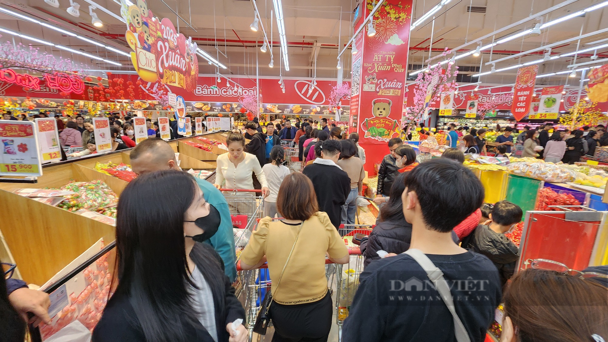 Tết Nguyên đán 2025: Siêu thị đông kín người, giá chuối xanh bằng nửa ngoài chợ - Ảnh 2.