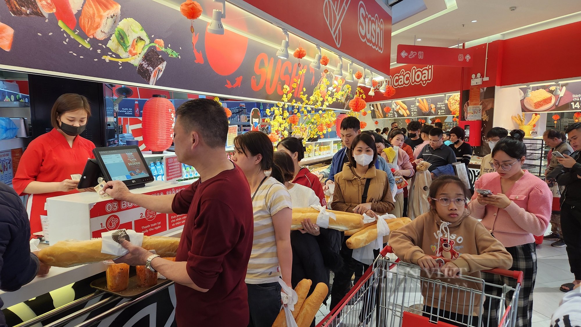 Tết Nguyên đán 2025: Siêu thị đông kín người, giá chuối xanh bằng nửa ngoài chợ - Ảnh 5.