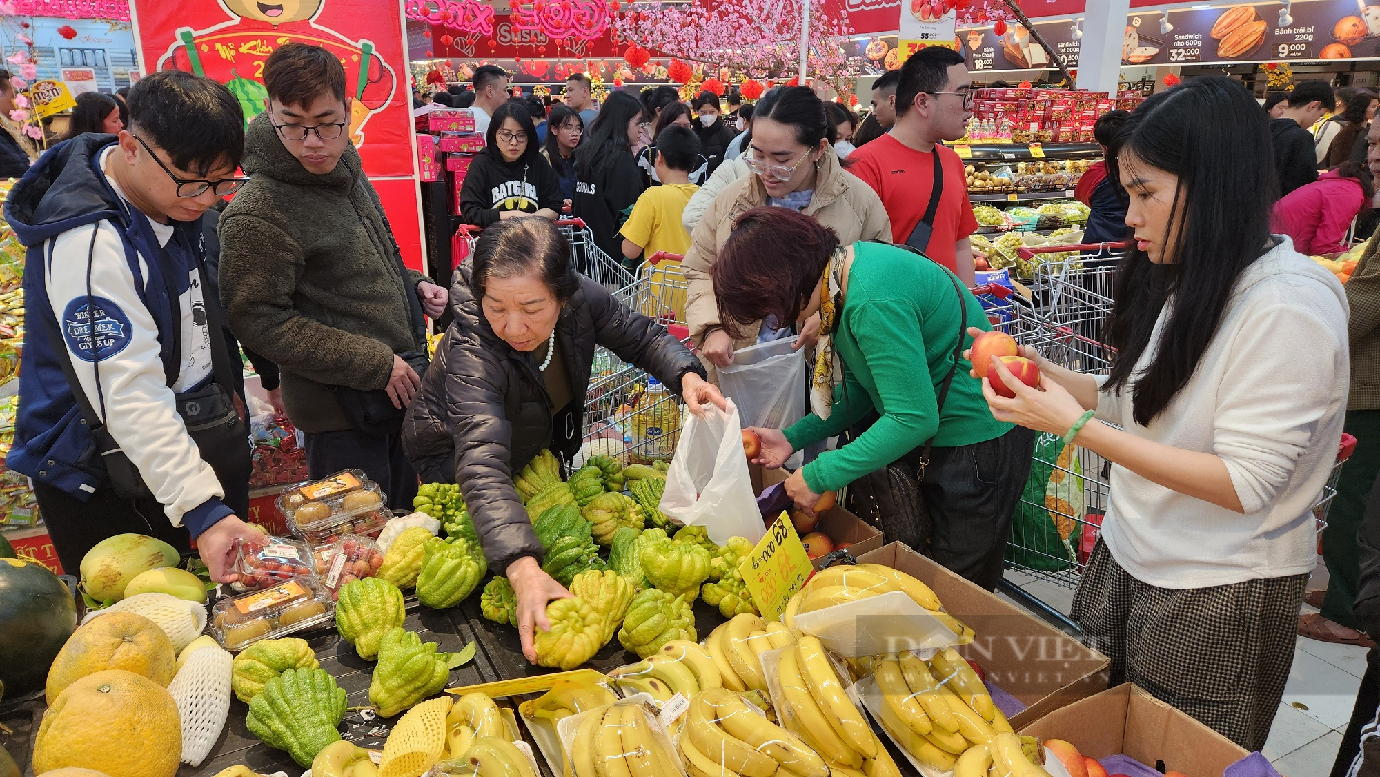 Tết Nguyên đán 2025: Siêu thị đông kín người, giá chuối xanh bằng nửa ngoài chợ - Ảnh 4.