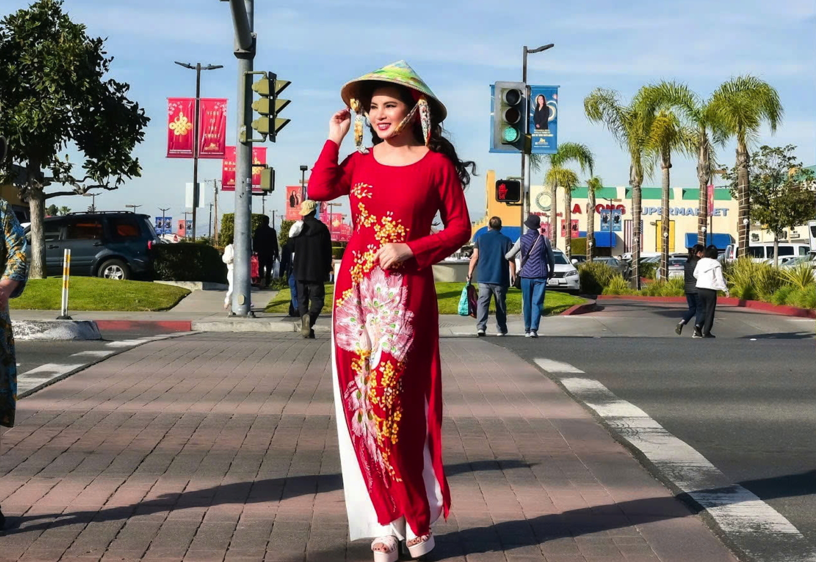 Tiến sĩ, Hoa hậu Kim Hồng  - Ảnh 2.
