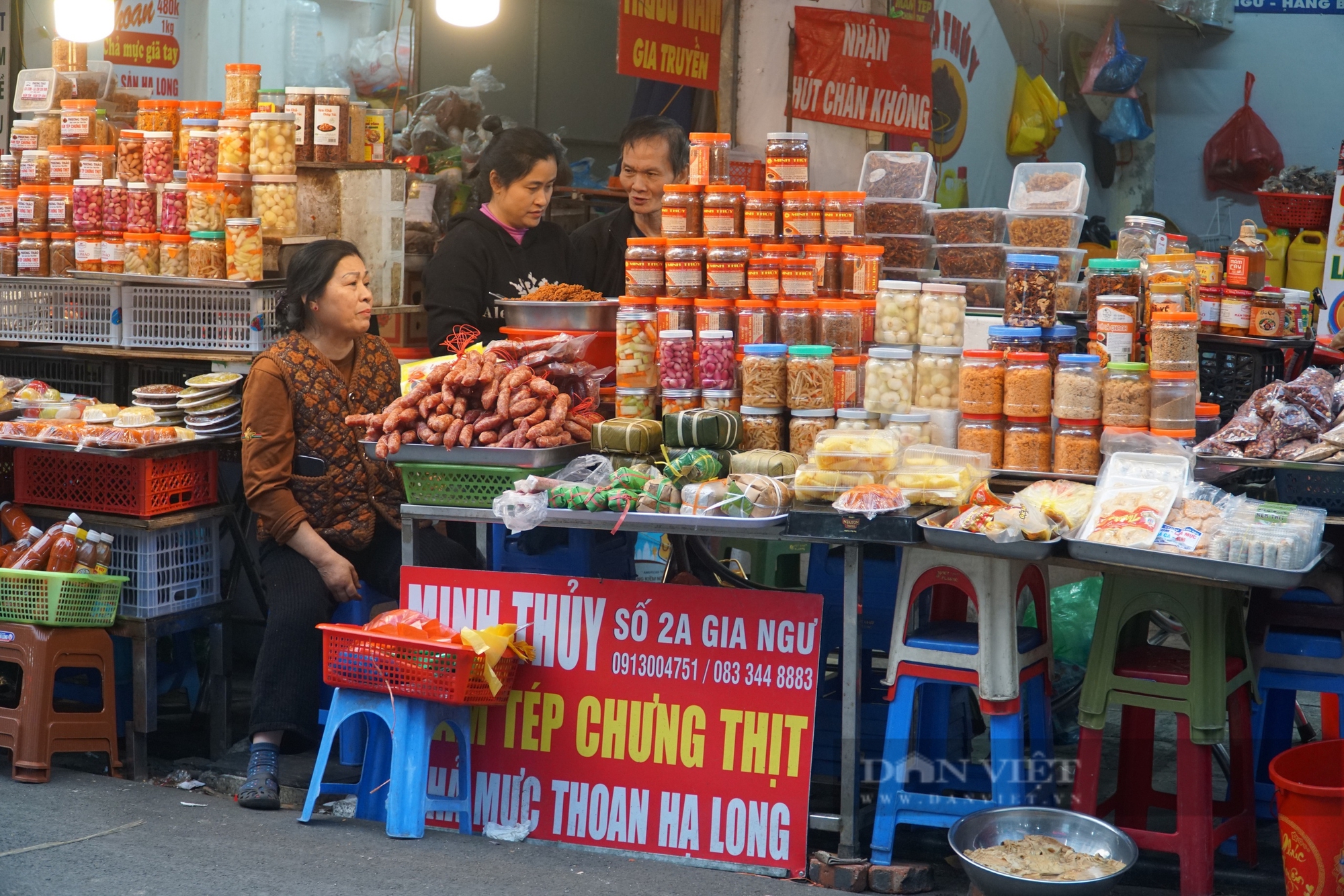 Cuối năm, du khách tấp nập thưởng thức bia Tạ Hiện, người Hà Nội tất bật mua sắm tại chợ "nhà giàu"- Ảnh 7.