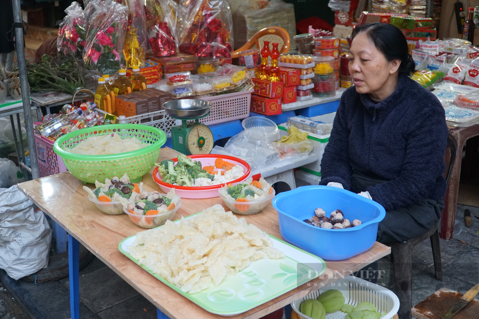 Cuối năm, du khách tấp nập thưởng thức bia Tạ Hiện, người Hà Nội tất bật mua sắm tại chợ "nhà giàu"- Ảnh 6.