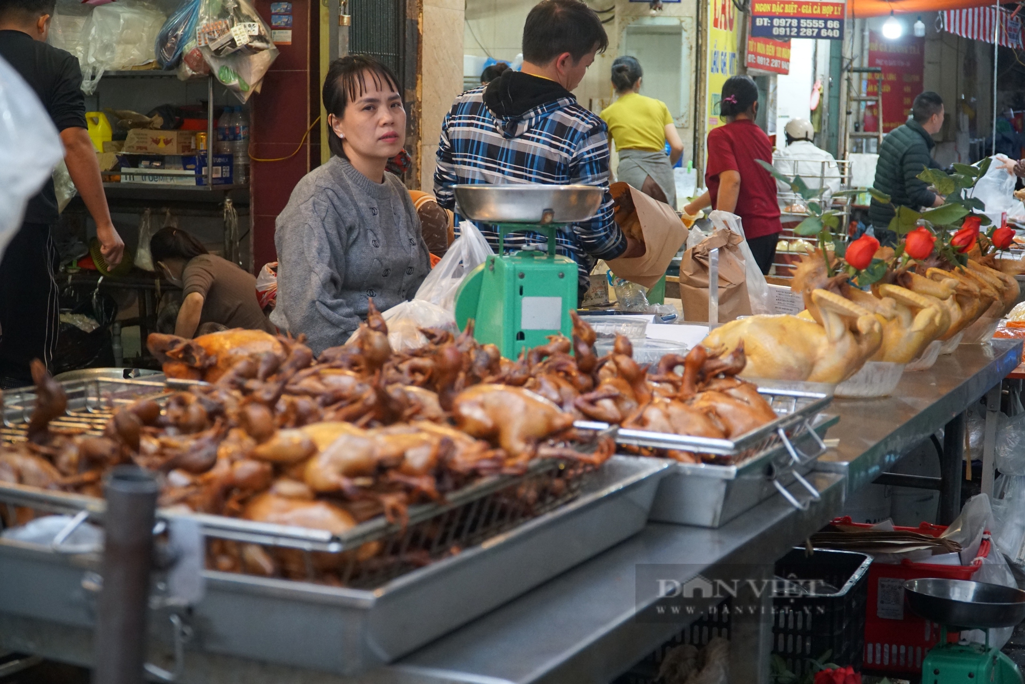 Cuối năm, du khách tấp nập thưởng thức bia Tạ Hiện, người Hà Nội tất bật mua sắm tại chợ "nhà giàu"- Ảnh 5.