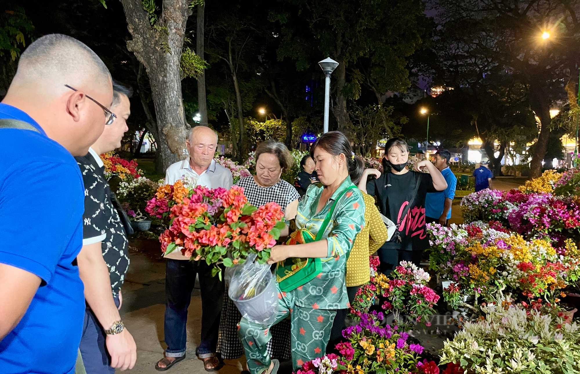 Diễn biến lạ chợ hoa Tết Sài Gòn: “Mong từng ngày để đi bán bông, giờ buồn quá” - Ảnh 2.