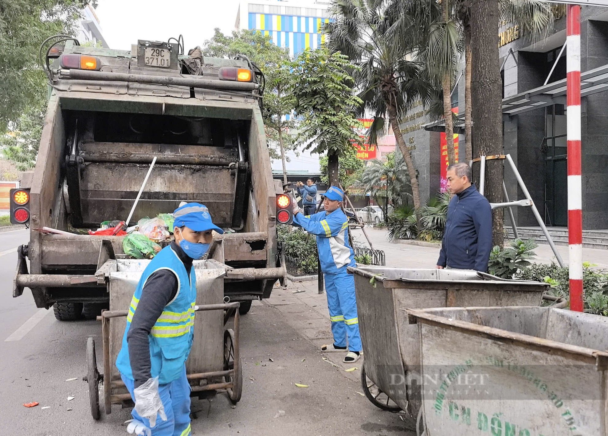 Giao thừa đặc biệt đáng nhớ của hai "lao công" nhí tham gia dọn rác xuyên đêm Hà Nội - Ảnh 4.