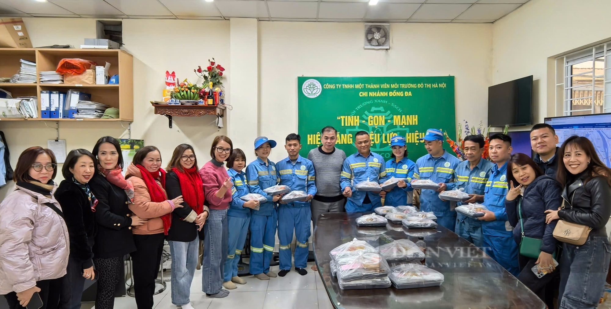Giao thừa đặc biệt đáng nhớ của hai "lao công" nhí tham gia dọn rác xuyên đêm Hà Nội - Ảnh 6.