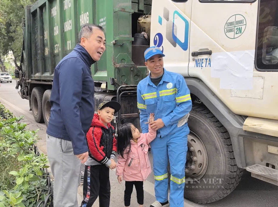 Giao thừa đặc biệt đáng nhớ của hai "lao công" nhí tham gia dọn rác xuyên đêm Hà Nội - Ảnh 1.