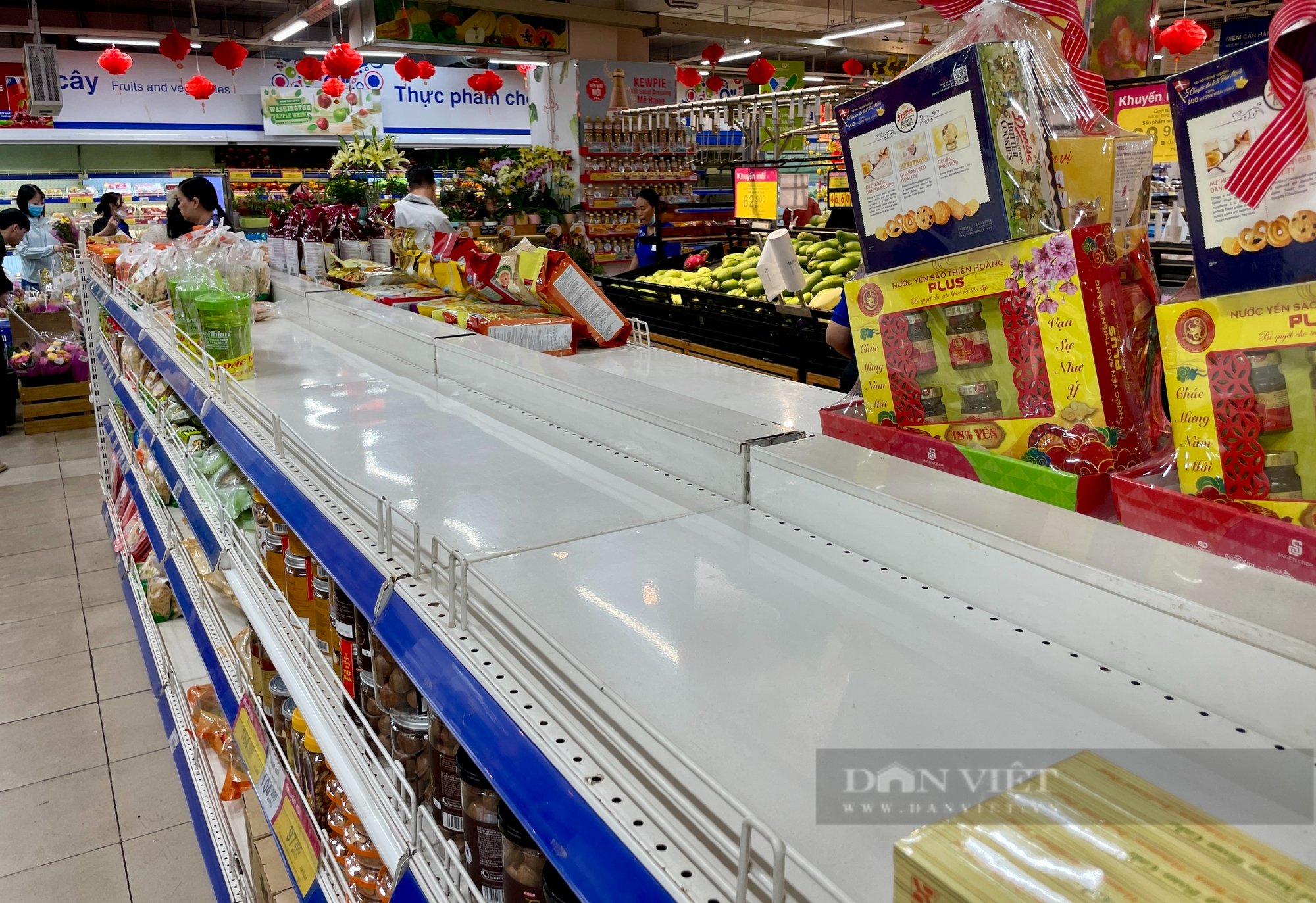 Người Sài Gòn càn quét siêu thị sáng 29 Tết, quầy kệ trống trơn- Ảnh 6.