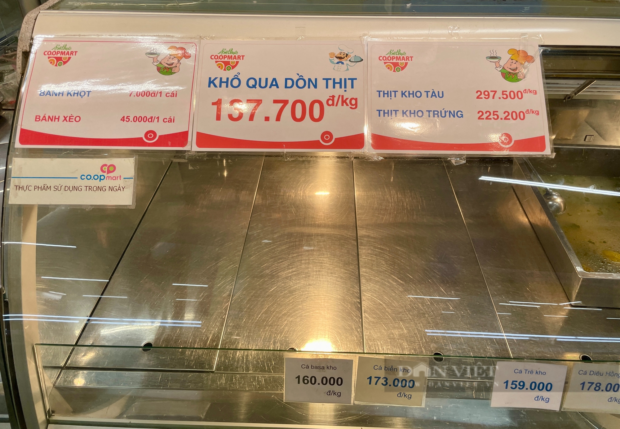 Người Sài Gòn càn quét siêu thị sáng 29 Tết, quầy kệ trống trơn- Ảnh 2.