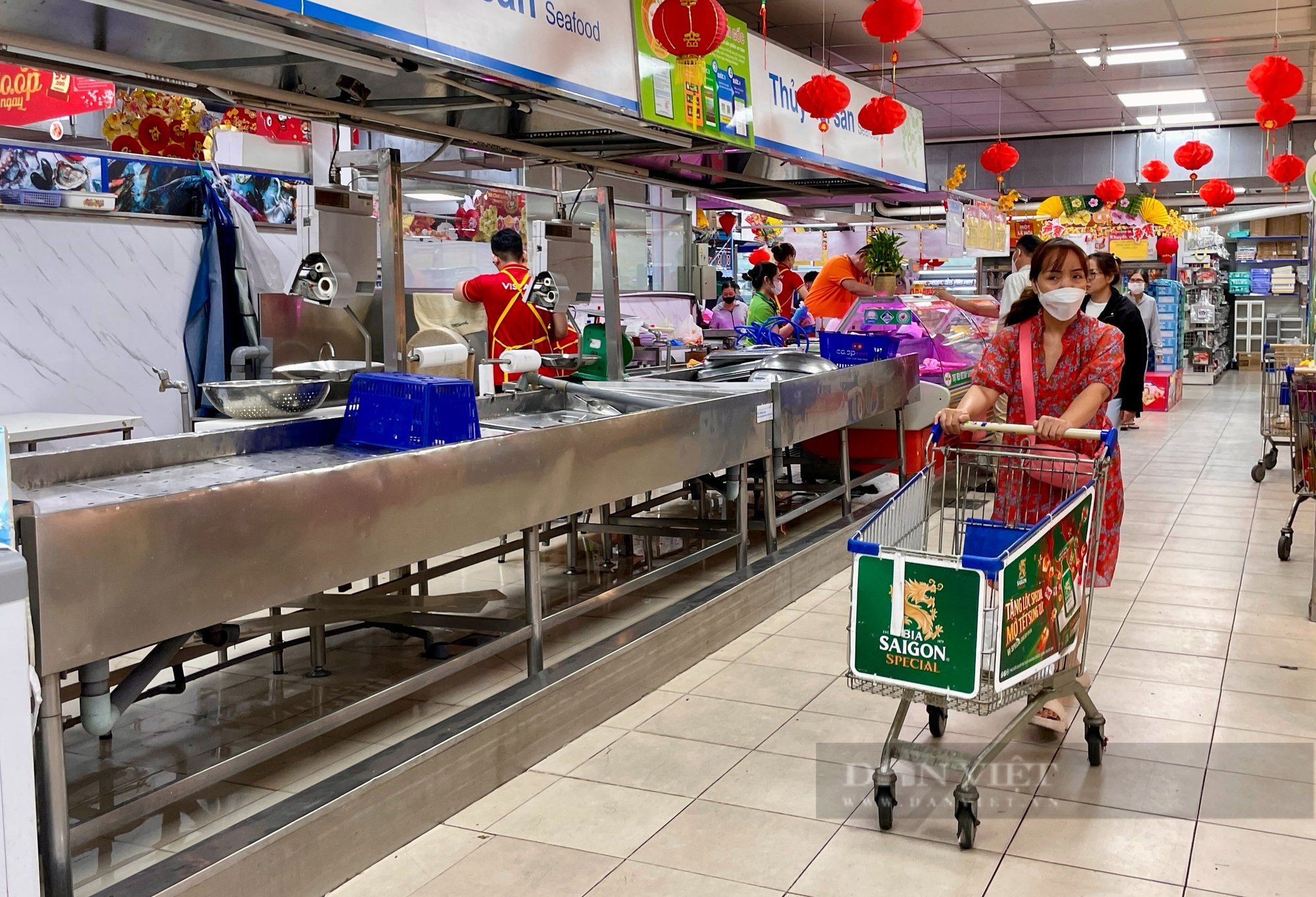 Người Sài Gòn càn quét siêu thị sáng 29 Tết, quầy kệ trống trơn- Ảnh 5.