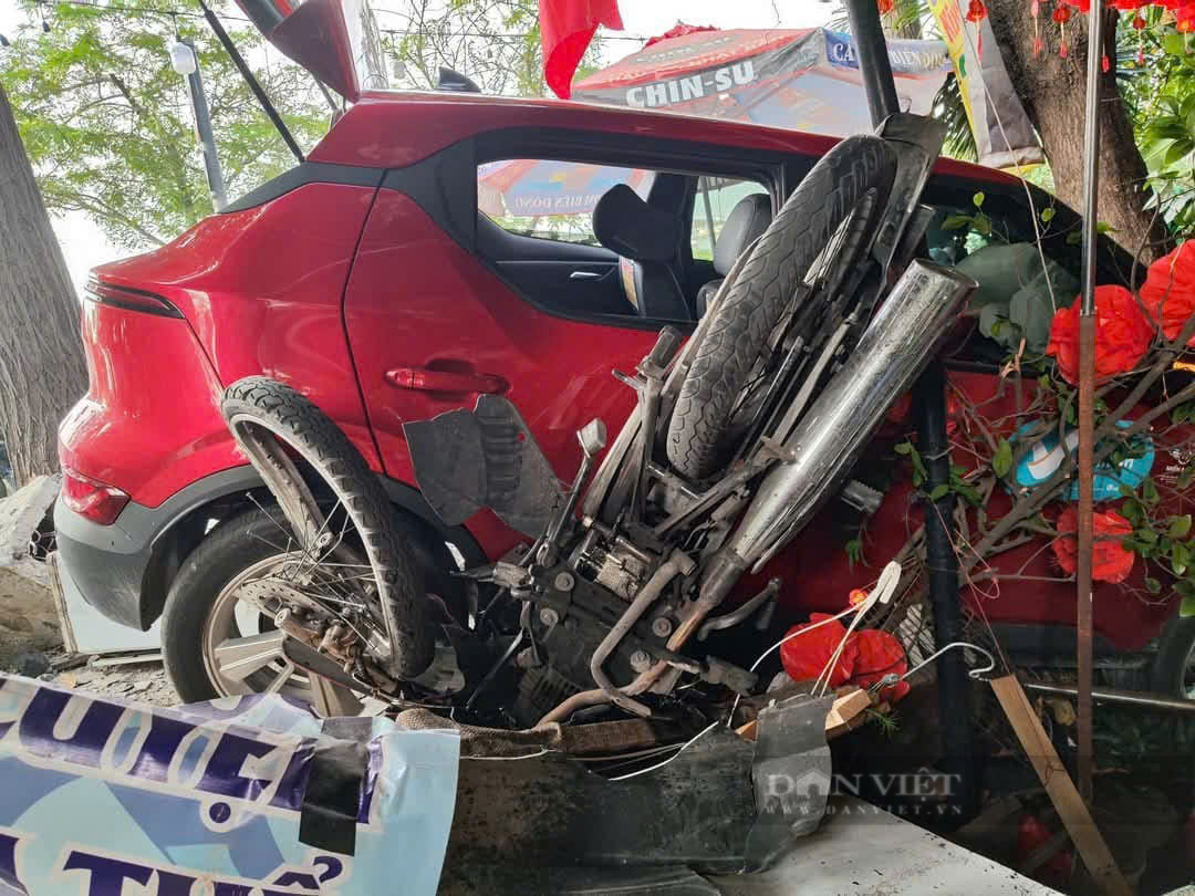Ô tô lao vào quán cà phê ở TP.HCM người đàn ông tuổi bị tông trúng, kẹt phần đùi dưới gầm- Ảnh 1.