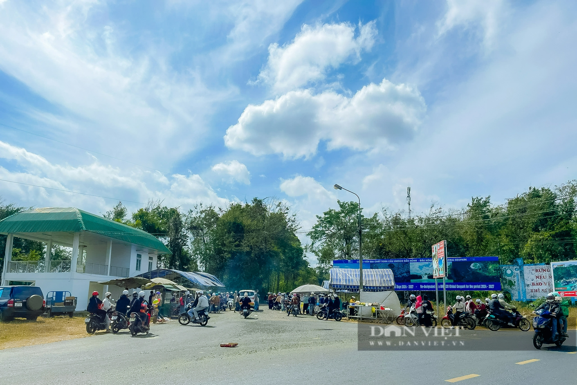 Ngọn thác hùng vĩ bậc nhất Tây Nguyên có gì mà nghìn người đổ về vui chơi dịp Tết?- Ảnh 3.