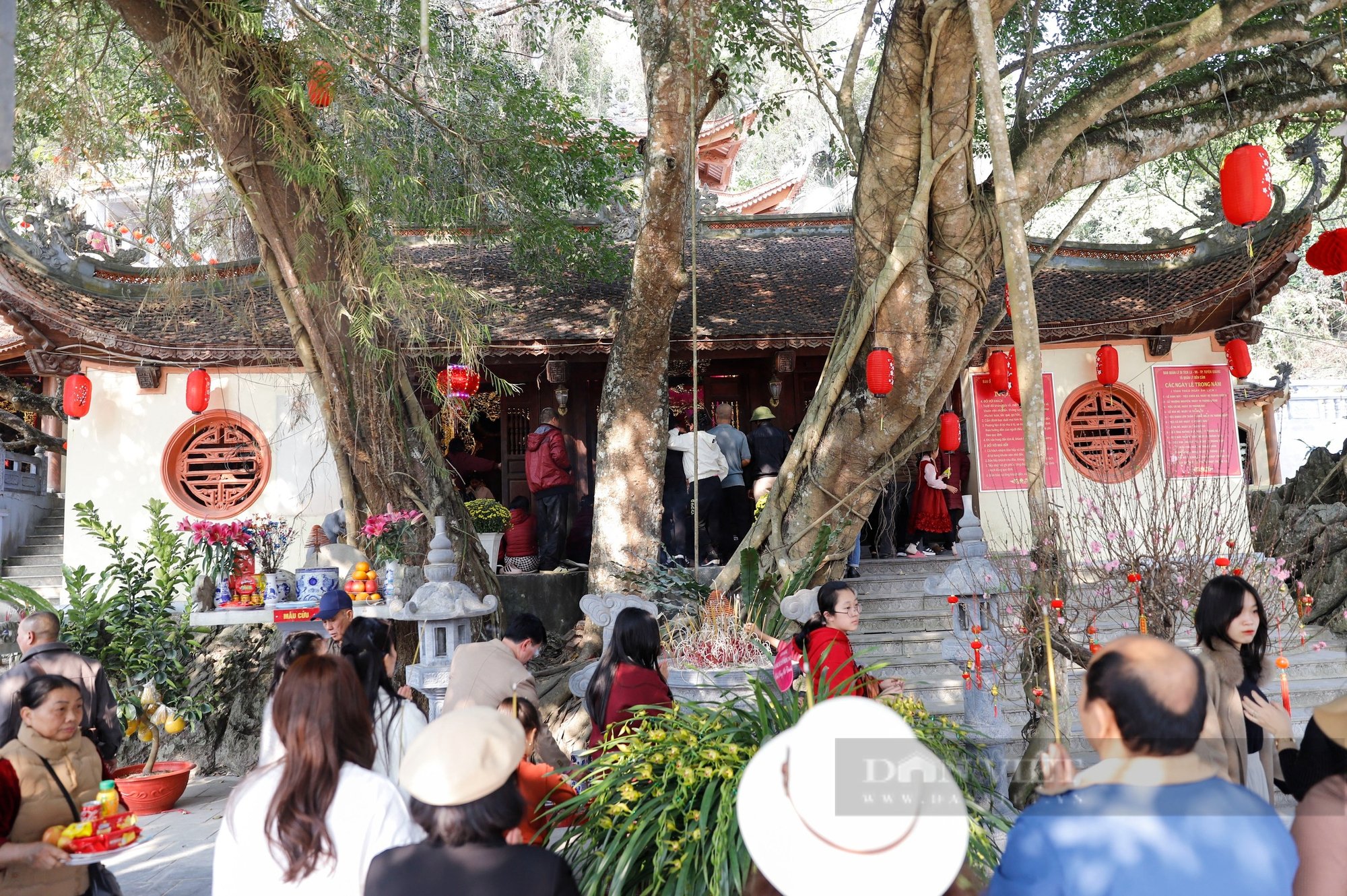 Người dân nô nức đến xem hầu đồng, xin "lộc thánh" tại đền thờ “Thần Xà” ở Tuyên Quang- Ảnh 1.