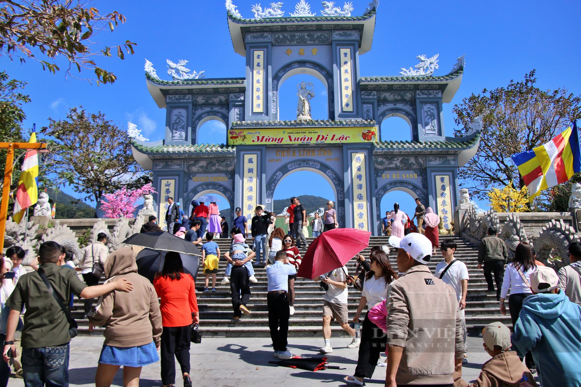 Người dân dậy từ tờ mờ sáng, đến chùa thiêng nổi tiếng ở Đà Nẵng dâng hương dịp Tết- Ảnh 1.