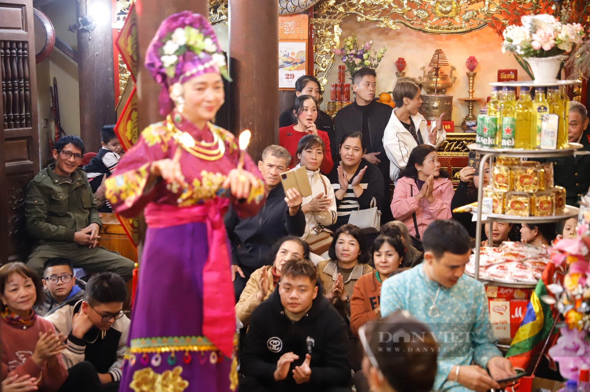 Người dân nô nức đến xem hầu đồng, xin "lộc thánh" tại đền thờ “Thần Xà” ở Tuyên Quang- Ảnh 11.