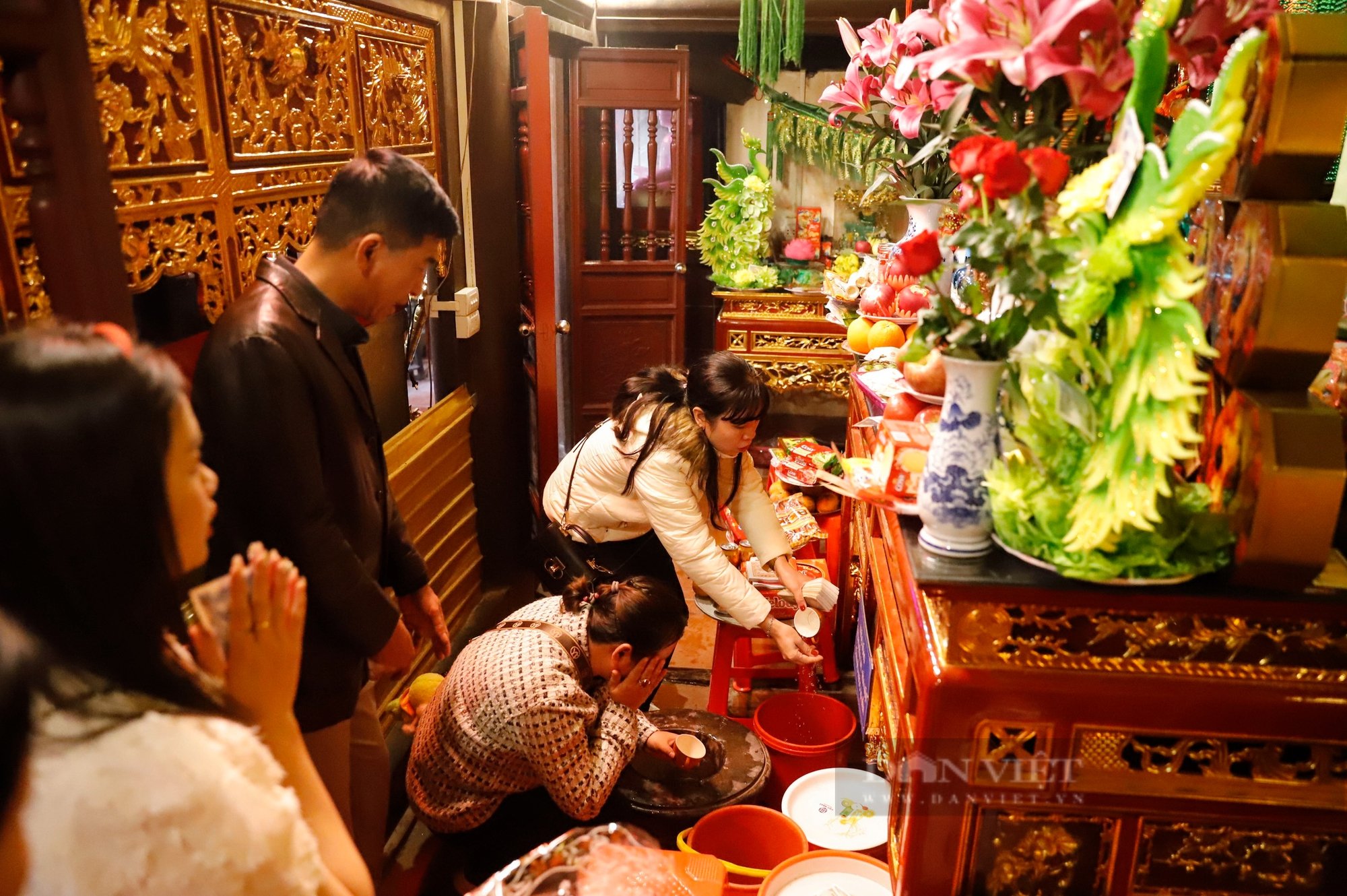 Người dân nô nức đến xem hầu đồng, xin "lộc thánh" tại đền thờ “Thần Xà” ở Tuyên Quang- Ảnh 15.
