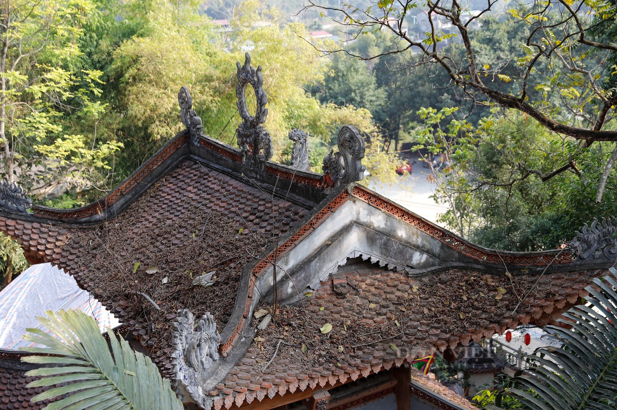 Người dân nô nức đến xem hầu đồng, xin "lộc thánh" tại đền thờ “Thần Xà” ở Tuyên Quang- Ảnh 2.