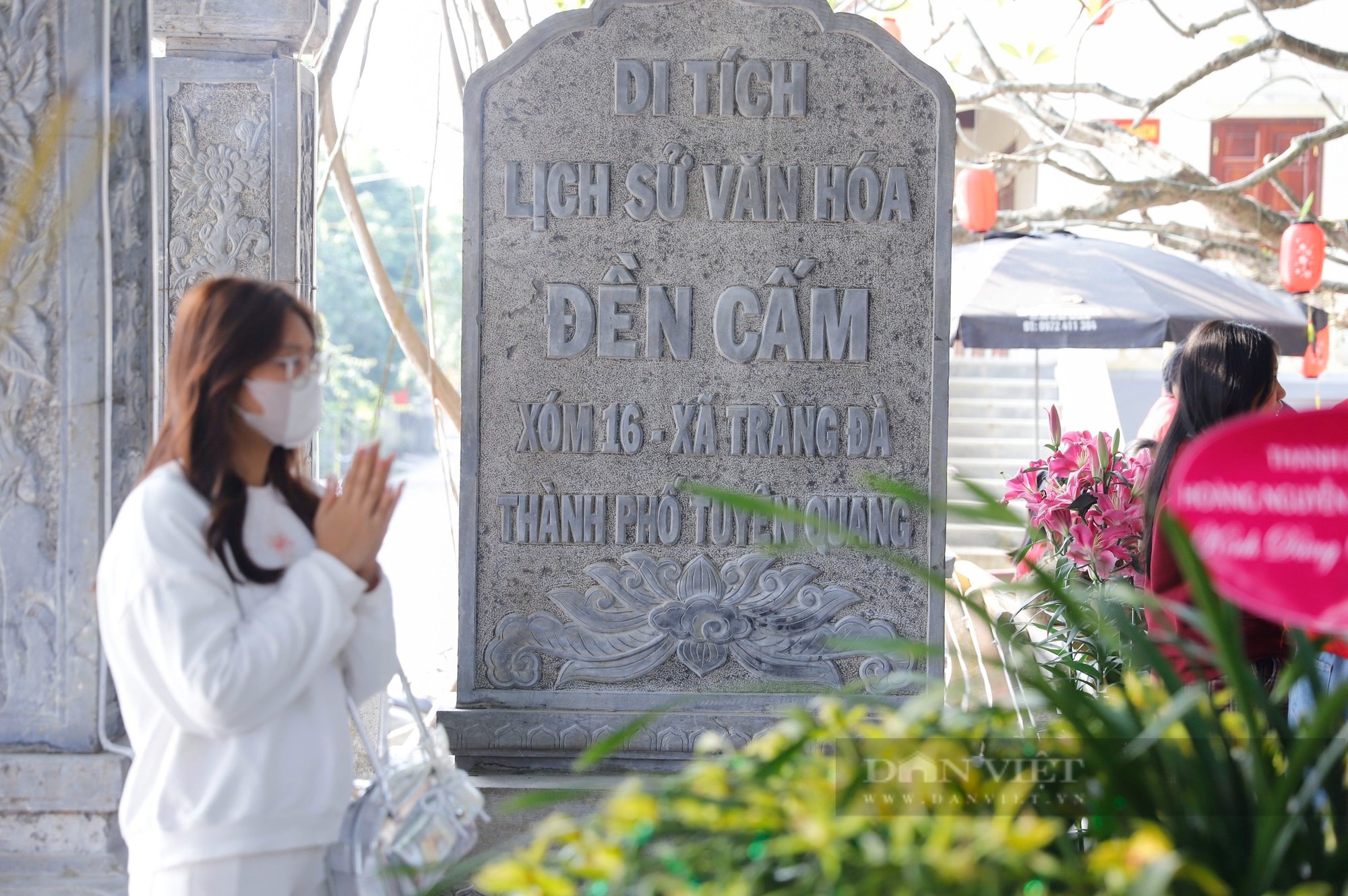 Người dân nô nức đến xem hầu đồng, xin "lộc thánh" tại đền thờ “Thần Xà” ở Tuyên Quang- Ảnh 3.