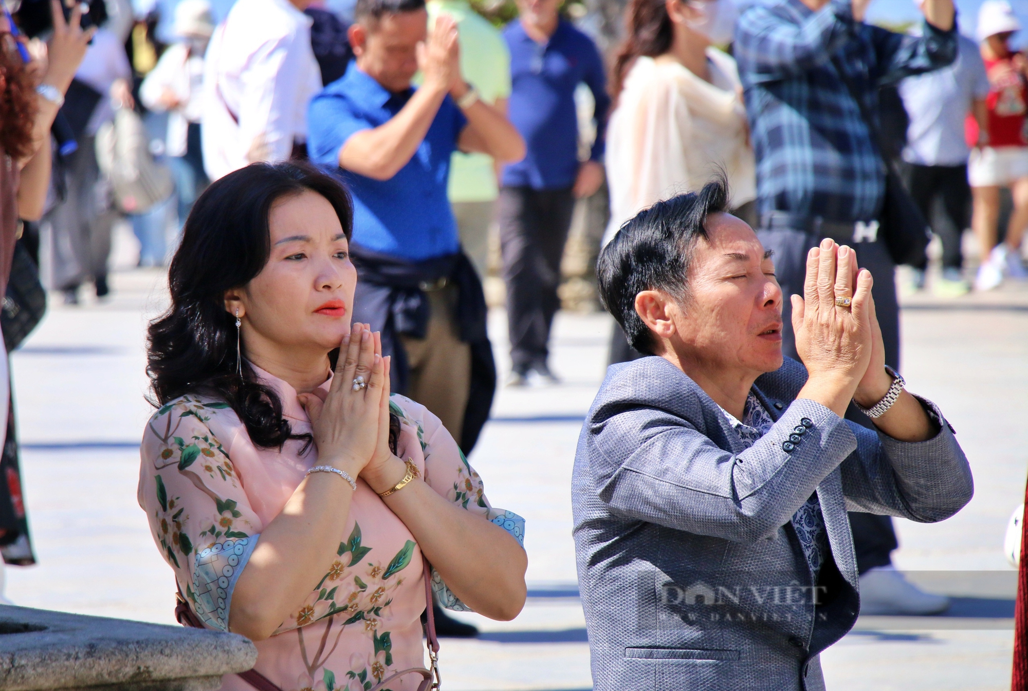 Người dân dậy từ tờ mờ sáng, đến chùa thiêng nổi tiếng ở Đà Nẵng dâng hương dịp Tết- Ảnh 3.