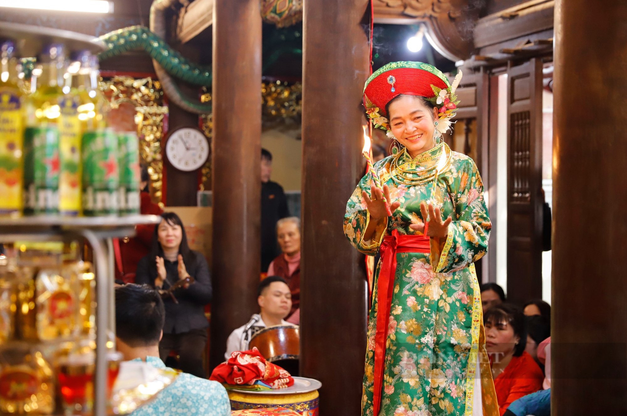 Người dân nô nức đến xem hầu đồng, xin "lộc thánh" tại đền thờ “Thần Xà” ở Tuyên Quang- Ảnh 9.