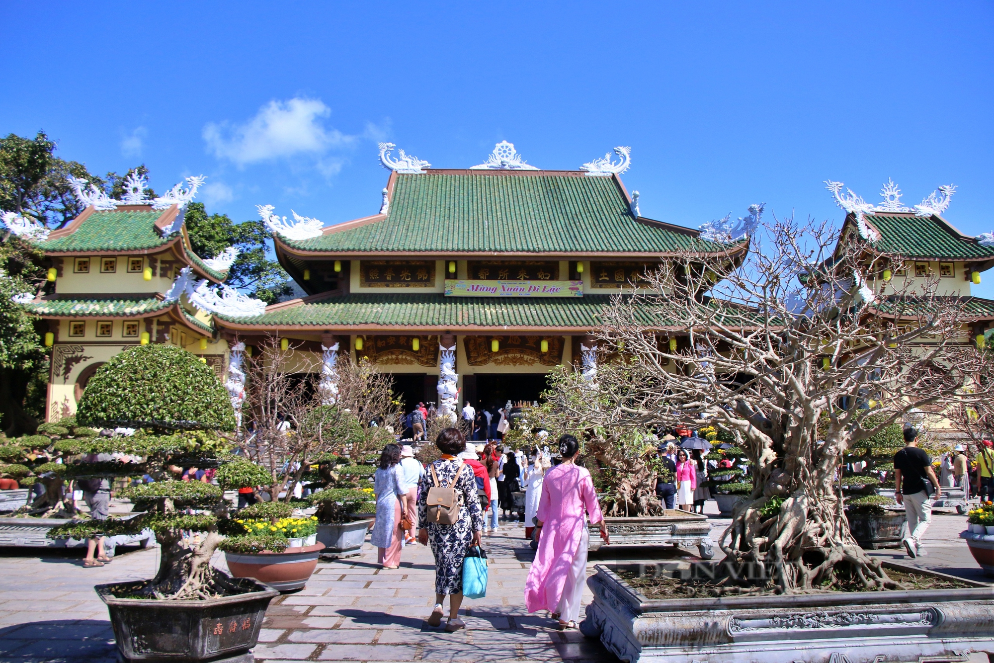 Người dân dậy từ tờ mờ sáng, đến chùa thiêng nổi tiếng ở Đà Nẵng dâng hương dịp Tết- Ảnh 4.