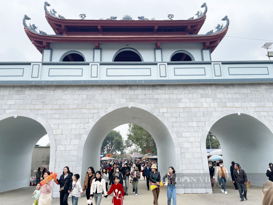 Độc, lạ: Người Thanh Hoá vượt cả trăm km đi xin "nước thánh" lấy may mắn đầu năm- Ảnh 1.