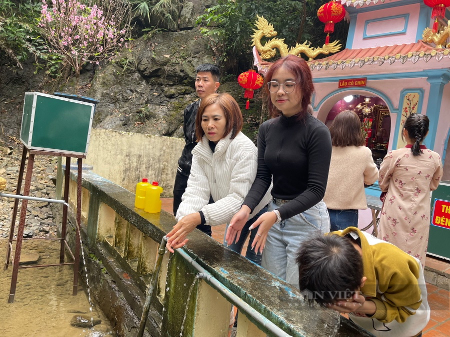 Độc, lạ: Người Thanh Hoá vượt cả trăm km đi xin "nước thánh" lấy may mắn đầu năm- Ảnh 5.